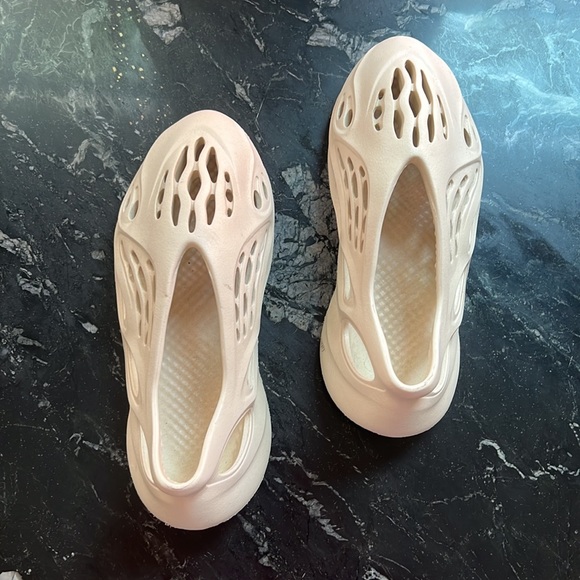 YEEZY FOAM RNNR in Sand - Picture 3 of 4